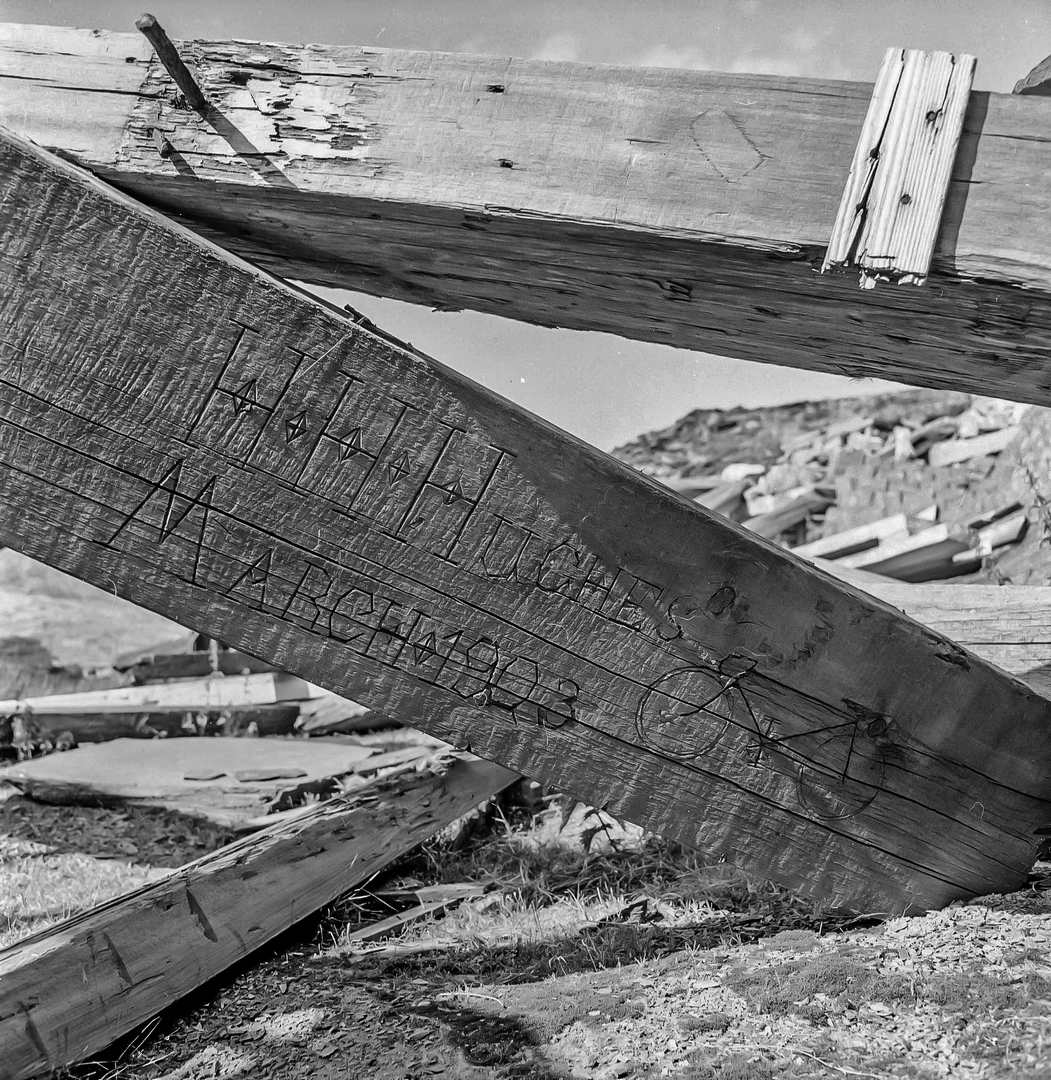 Cwt y Bugail slate shed with carving 1984, submitted by Dickie Bird on 14-03-2026.
© Richard Bird Cwt y Bugail slate shed with carving 1984